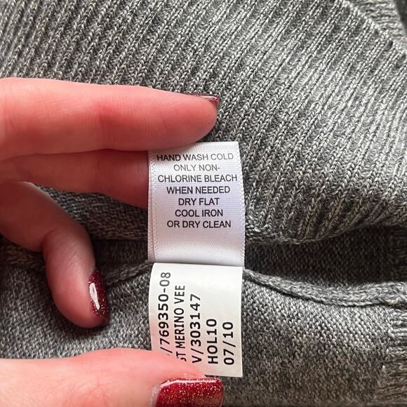 Banana Republic Men’s Gray V-Neck Sweater with Defect Size Medium Tall - Picture 5 of 16